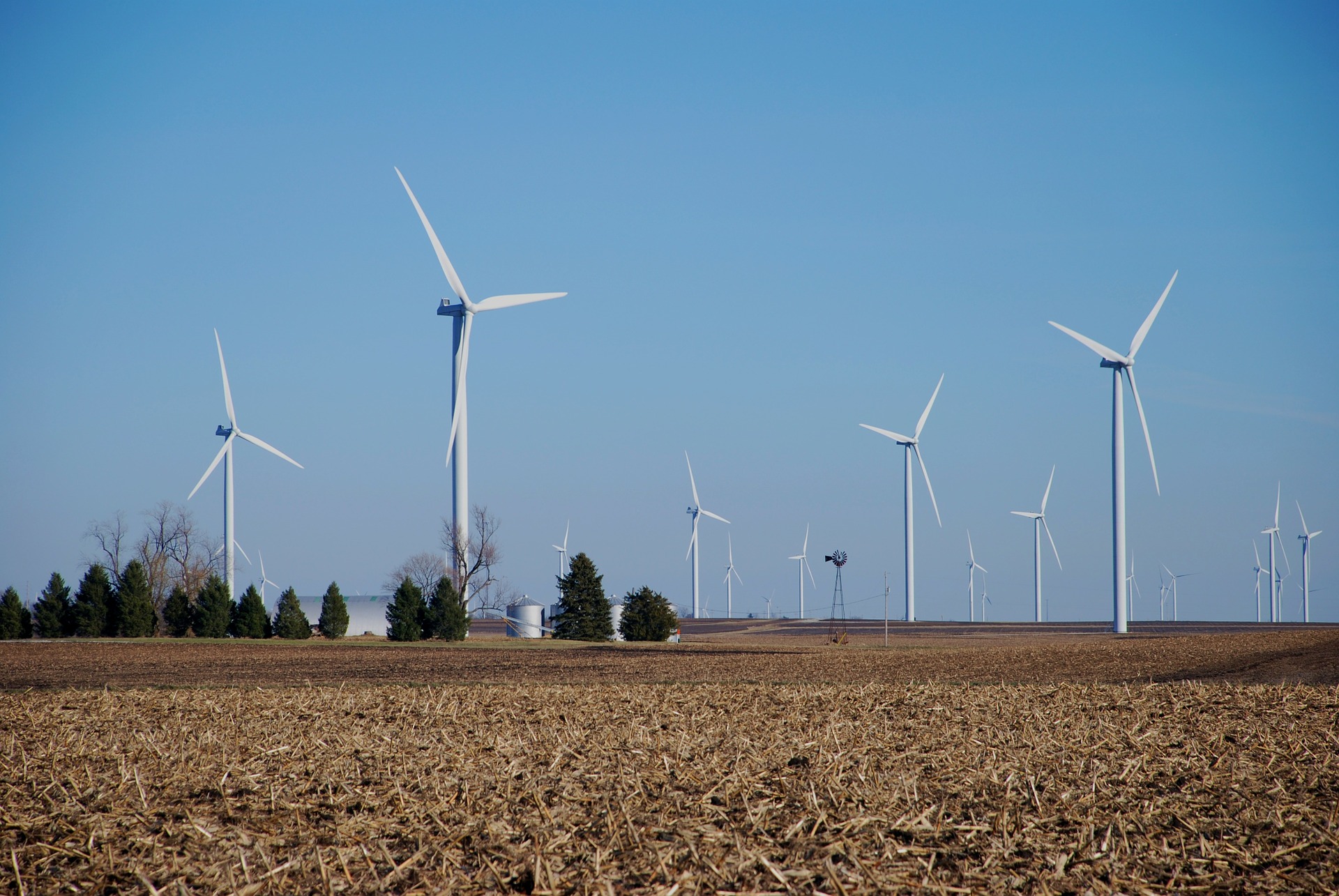 Inutiles, coûteuses, polluantes : les éoliennes ça suffit !